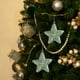 thumbnail image 5 of Bolas navideñas flocadas para decoración navideña. Se pueden usar varios estilos de adornos para árboles de Navidad para otras fiestas., 5 of 6