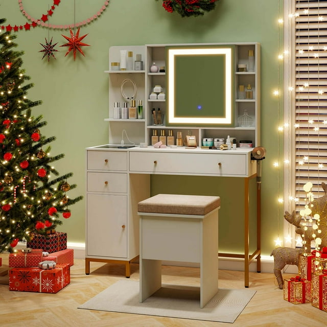 Costway Coiffeuse avec Miroir Éclairé Station de Recharge à DEL 3 Couleurs. Cet Ensemble de Coiffeuse Blanc et Or avec Éclairage DEL Intégré Offre une Station de Recharge avec 2 Prises CA, 1 port USB et 1 port Type‐C pour un Chargement Pratique de l'Appareil. le Miroir à DEL HD Éclairé Offre 3 Réglages de Couleur Réglables – Jaune Chaud, Blanc Chaud et Blanc Froid – Contrôlé par un Bouton Tactile. le Bureau Comprend un Grand Rangement avec 8 Étagères Ouvertes, une Armoire Miroir, 2 Petits Tiroirs, un Grand Tiroir avec Séparateurs, une Armoire Latérale et un Support pour Séchoir à Cheveux. le Dessus de Table en Verre Offre une Visibilité Facile