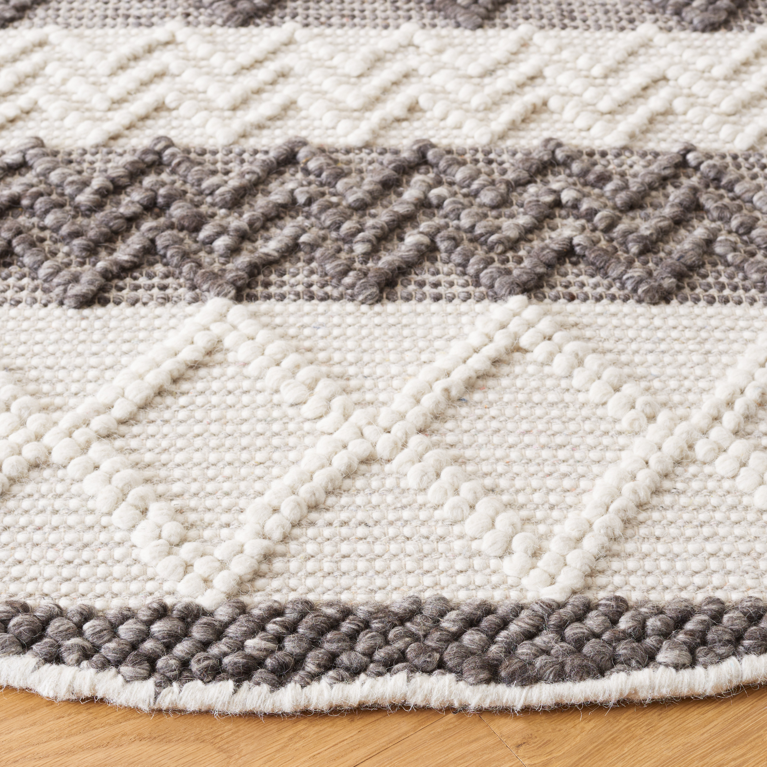 SAFAVIEH Natura Zola Southwestern Area Rug, Ivory/Grey, 6' x 6' Round