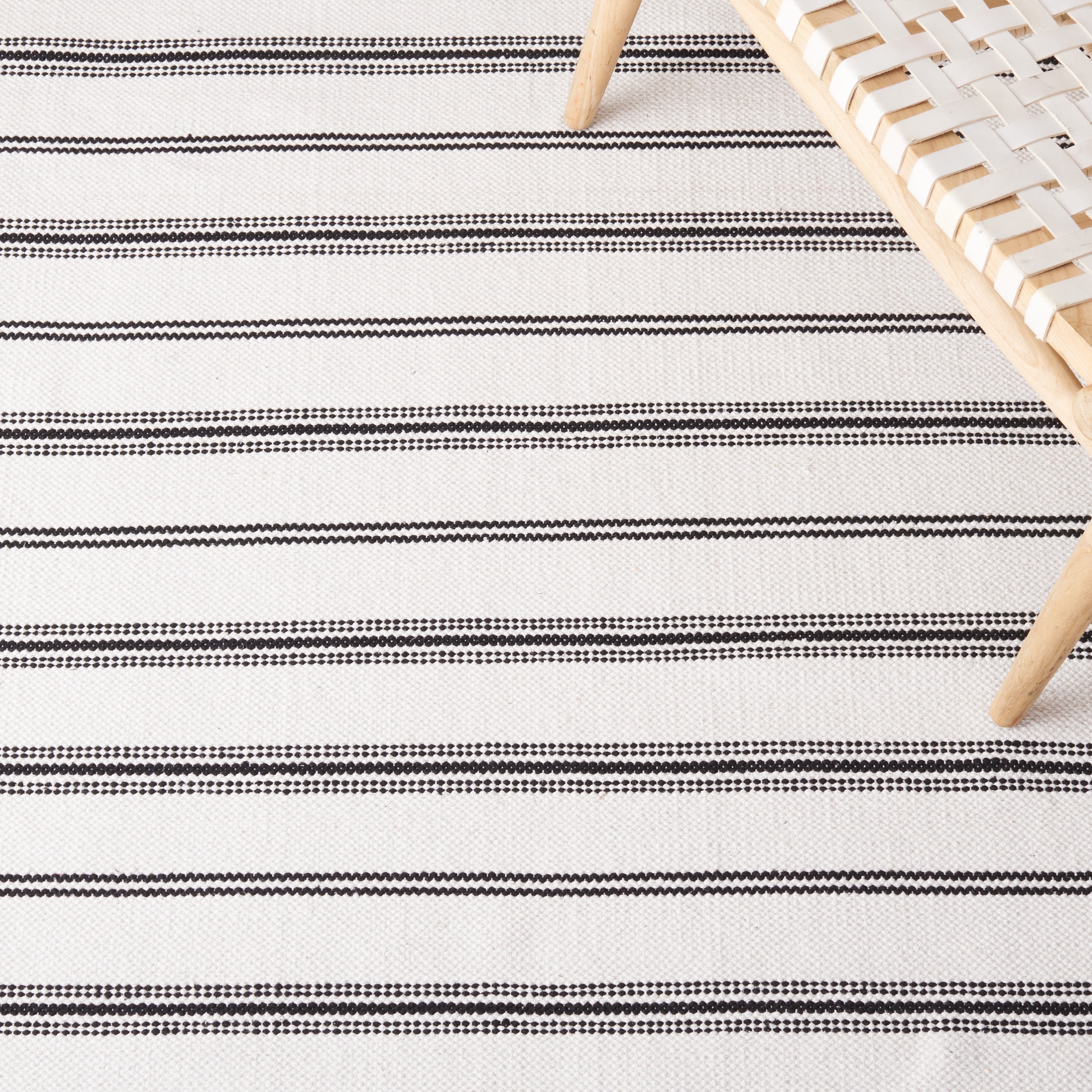 SAFAVIEH Montauk Foliage Striped Cotton Area Rug, Black/Ivory, 6' x 9'