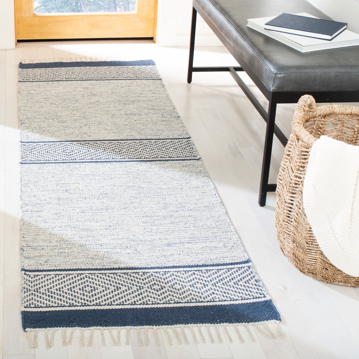 SAFAVIEH Montauk Zaman Diamond Cotton Area Rug, Ivory/Navy, 4' x 6'
