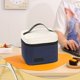 thumbnail image 5 of Bolsa de almuerzo aislada | Bolsa nevera de doble capa | Soporte térmico impermeable para caja de comida Bento | Gran capacidad 18x18x15cm | Doble compartimento | Correa ajustable | Para la oficina, 5 of 6