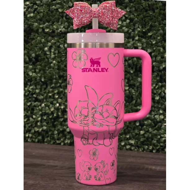 Vaso Stanley Stitch & Angel 40 Oz | Botella de Agua Rosa con Peonías Disney Lilo & Stitch - Envoltura Completa con Grabado Láser Personalizado - obsequios para Parejas (No Incluye Lazo)
