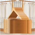 thumbnail image 2 of Set 25 Ganchos de Madera Resistente y 7 Cubre Polvos de PEVA con Cierre para Ropa, Perchas con Cabezal 360°, Muescas Antideslizantes y Barra para Pantalones, 2 of 9
