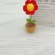 thumbnail image 5 of Decoración de maceta con flores tejidas a mano | Rosa de ganchillo tejida en fibra de poliéster | Mini decoración para el salpicadero, la oficina o el hogar | Planta artificial sin mantenimiento, 5 of 5