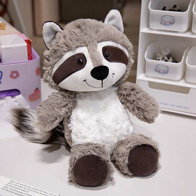 Adorable Peluche d'Animal Sauvage Raccoon, Poupée Compagnon de Sommeil, Cadeau d'Anniversaire, Poupées. Cette Peluche Raccoon de 10 Pouces Présente un Matériau en polyester Doux avec un Corps Gris et Blanc Duveteux, des accents Brun Foncé et un Visage Brodé Convivial. Conçue comme un Compagnon Câlin pour les Enfants, Elle Est Légère à 150 g et Facile à Transporter pour les Sorties Ou le camping. le Jouet Est Sécuritaire pour les Enfants, Sans BPA, et Convient à une Utilisation dès la Naissance, Ce Qui en Fait un Cadeau Idéal pour des occasions comme Noël, la Saint-Valentin
