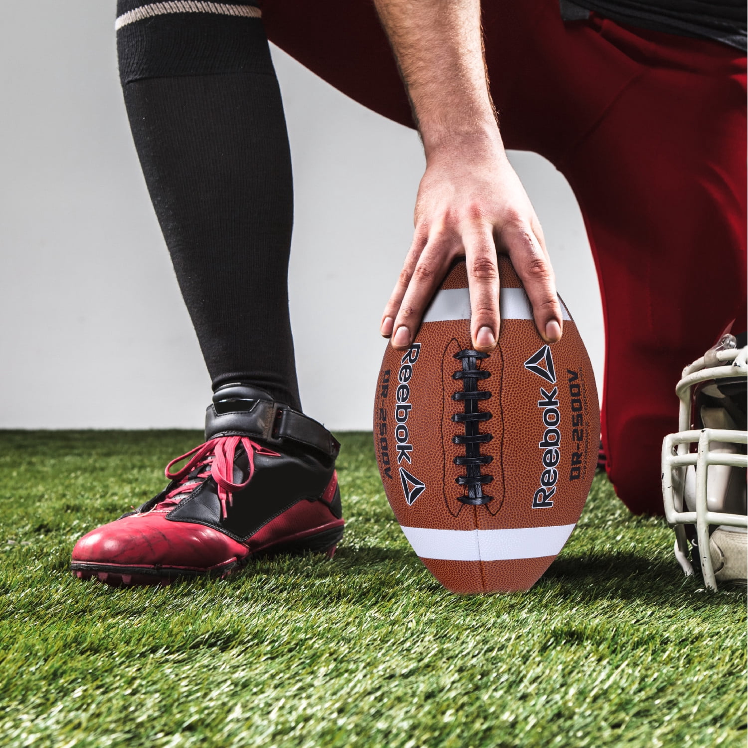 Reebok Varsity Football Set – Composite Football with Air Pump and Mesh Ball Storage Bag –  Official size Football for Outdoor Sports, Backyard Play, Team Practice, Coaches