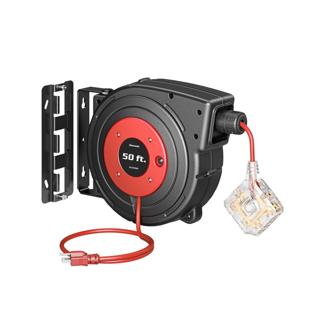 carrete de cable de extensión dewenwils, 15 m, retráctil, 6 salidas, 13 a negro — Vista 3/4 frontal del carrete montado en soporte; carcasa circular negra con centro rojo marcado “50 ft.”, cable naranja-rojo de 15 m con conector macho visible, toma traslúcida iluminada, casquillo de bloqueo giratorio y soporte de montaje 180°. Apto también para organizar cables de herramientas eléctricas en garaje o taller.