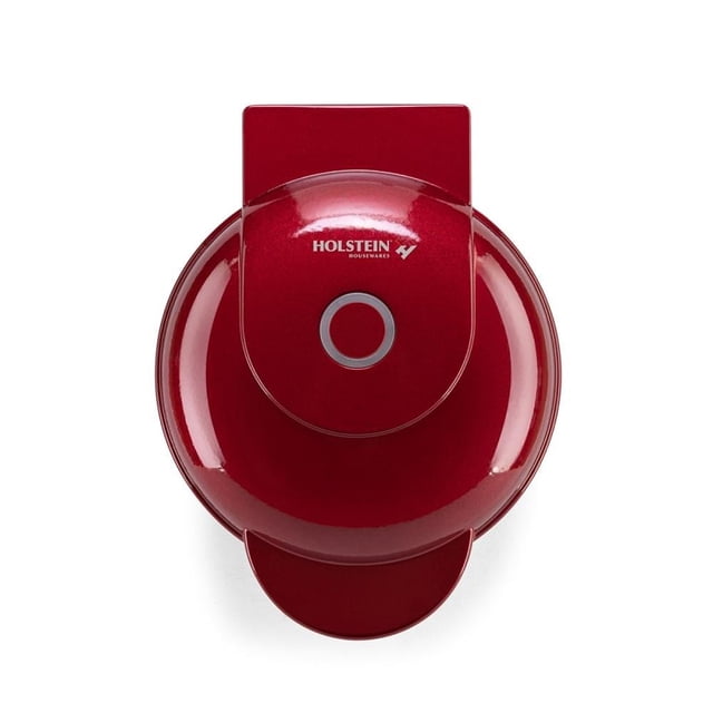wafflera holstein housewares individual rojo metalizado vista cenital de la wafflera individual de 10 cm con logotipo Holstein Housewares en la tapa, botón circular indicador y acabado rojo metalizado brillante; diseño compacto con borde frontal para apertura, superficie antiadherente (según especificaciones) y canal antiderrames, adecuada para porciones individuales y uso portátil.