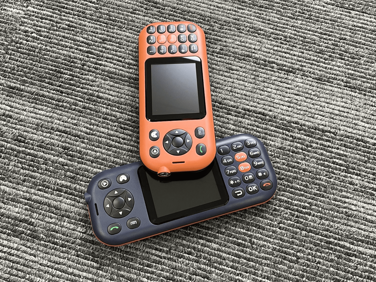 Game Phone Built-in 201 Classic Games 2.8 inch 2G GSM Dual SIM Button Mobile Phone Classic Handheld Game Player for Travel/Backup (Orange)