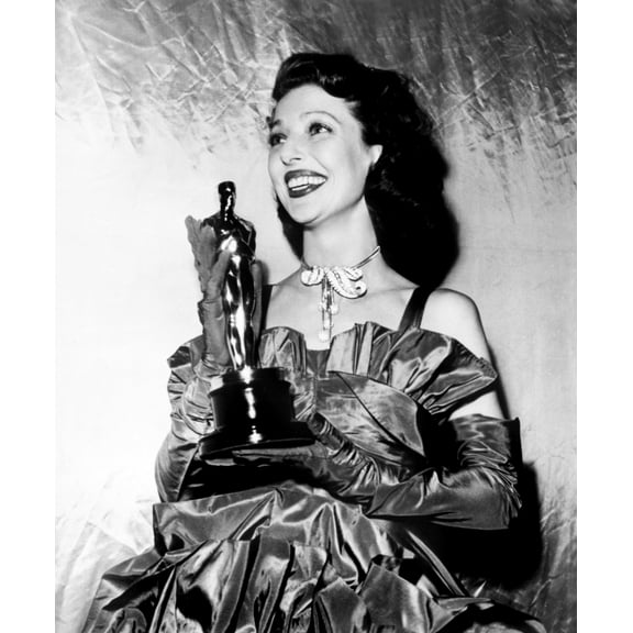 Loretta Young With Her Academy Award For Farmer'S Daughter 3/20/48 Photo Print (16 x 20)