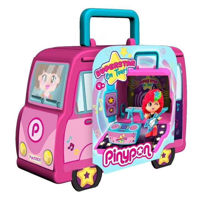 set pinypon superstar on tour 19 cm maletín van rosa con asa en vista 3/4; maletín-escenario con interior ilustrado que incluye figura Pinypon de 8 cm, guitarra, piano, micrófono y mesa de DJ, ruedas con estrellas y ventanas decoradas; ideal para llevar y coleccionar muñecas de moda.