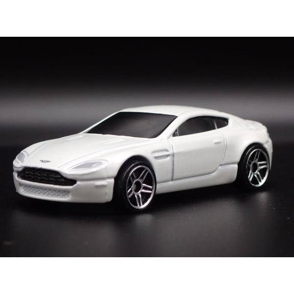 Open Box 2006-2018 ASTON MARTIN V8 VANTAGE WHITE 1/64 SCALE DIORAMA DIECAST MODEL CAR