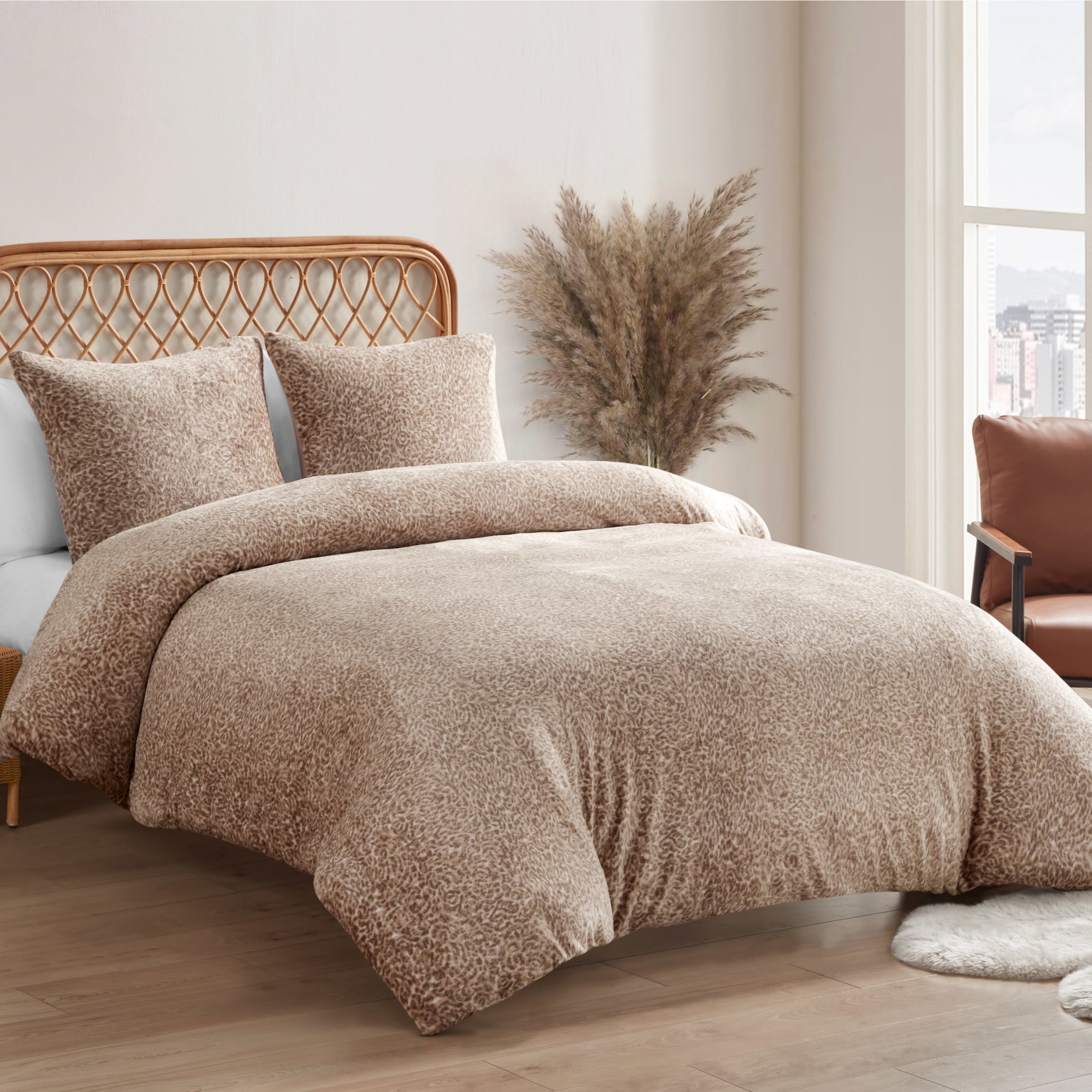 Jessica Simpson Blush Pink Leopard Printed Plush Comforter Set Twin/Twin XL Size - 2 Piece Set