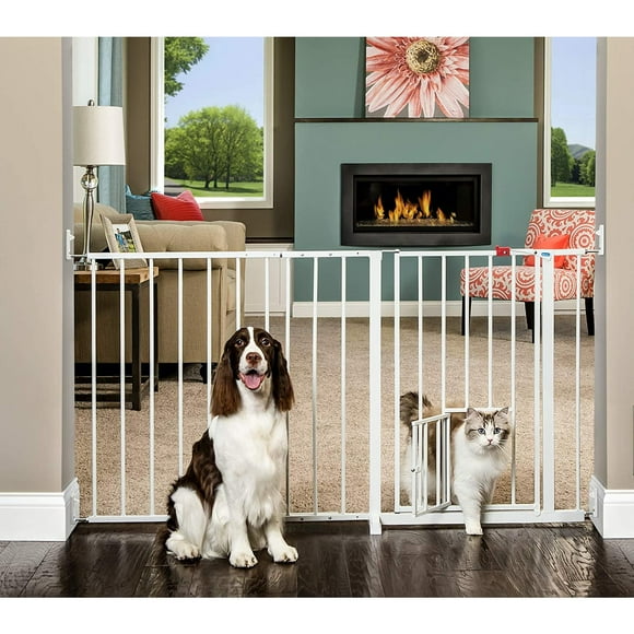 Carlson Pet Products 31" Tall Maxi Pet Gate with Lift Handle and Small Pet Door