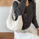 thumbnail image 5 of Bolso de media luna para mujer Bolso ligero de media luna Bolso de axila hinchada Bolso de compras de invierno, 5 of 8