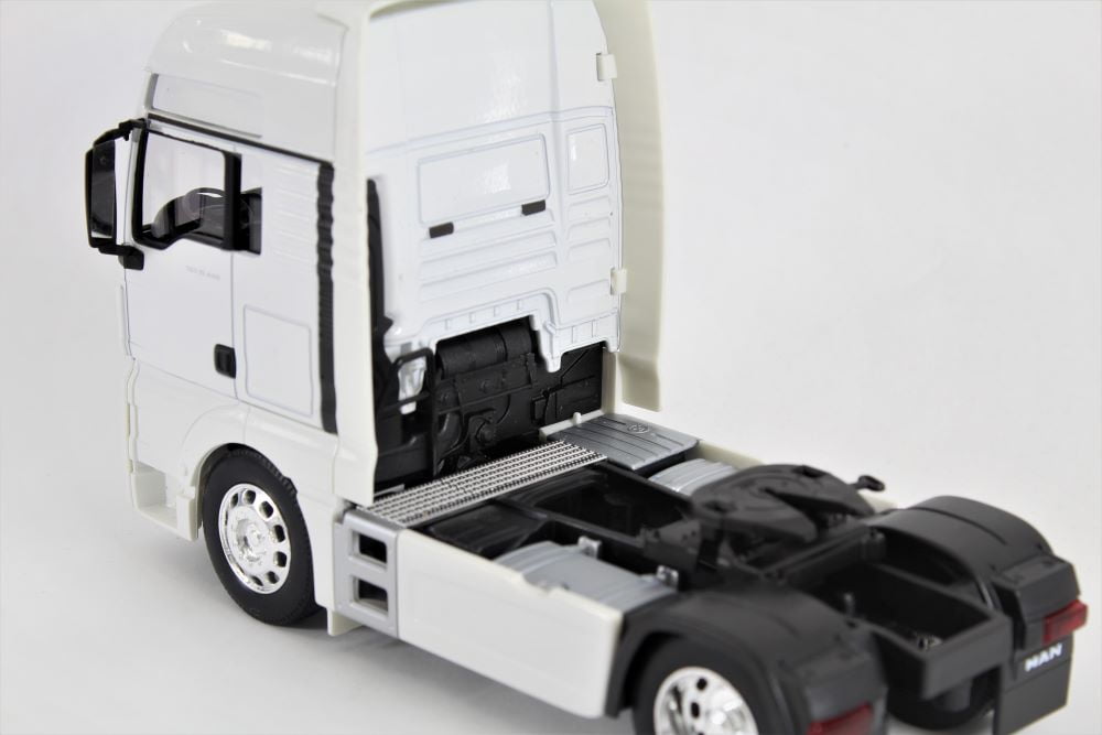 MAN TGX XXL (4x2) Truck 1/32 Scale Diecast and Plastic Model