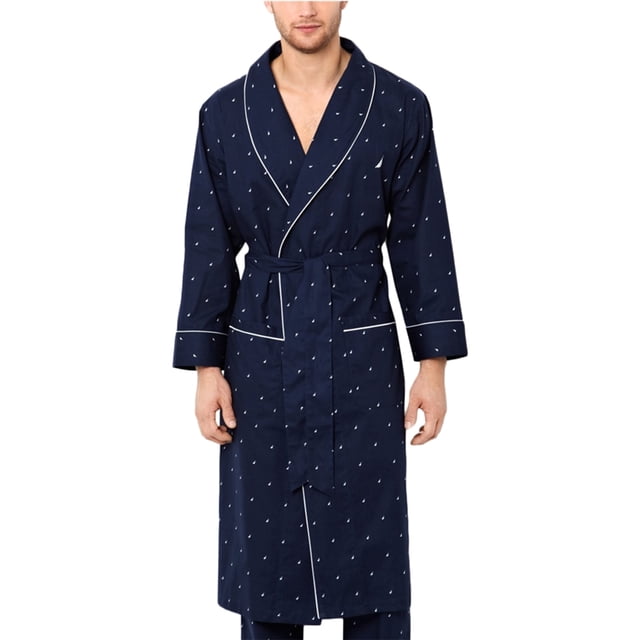 bata tejida para hombre nautica color azul s/m Robe Nautica azul marino S/M, vista frontal de cuerpo entero con solapa en pico y lazo de tela en la cintura; manga larga, bolsillos a la cadera y ribete blanco en solapa y puños; patrón con pequeño logotipo repetido en todo el tejido, algodón 100% ligero, ideal para dormir y descansar.