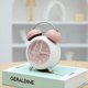 thumbnail image 1 of [Reloj despertador con doble campana de 4" que no hace tictac - Esfera 3D con marco de metal y función de retroiluminación - Reloj de mesa de escritorio para el hogar y la oficina - Rosa (hy), 1 of 5