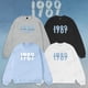 thumbnail image 2 of Taylor Swift 1989 (Versión De) Sudadera Azul Para Hombres Y Mujeres Suéter De Cuello Redondo Suelto De Moda Minimalista Letra Impresión Pareja Top De Manga Larga, 2 of 3