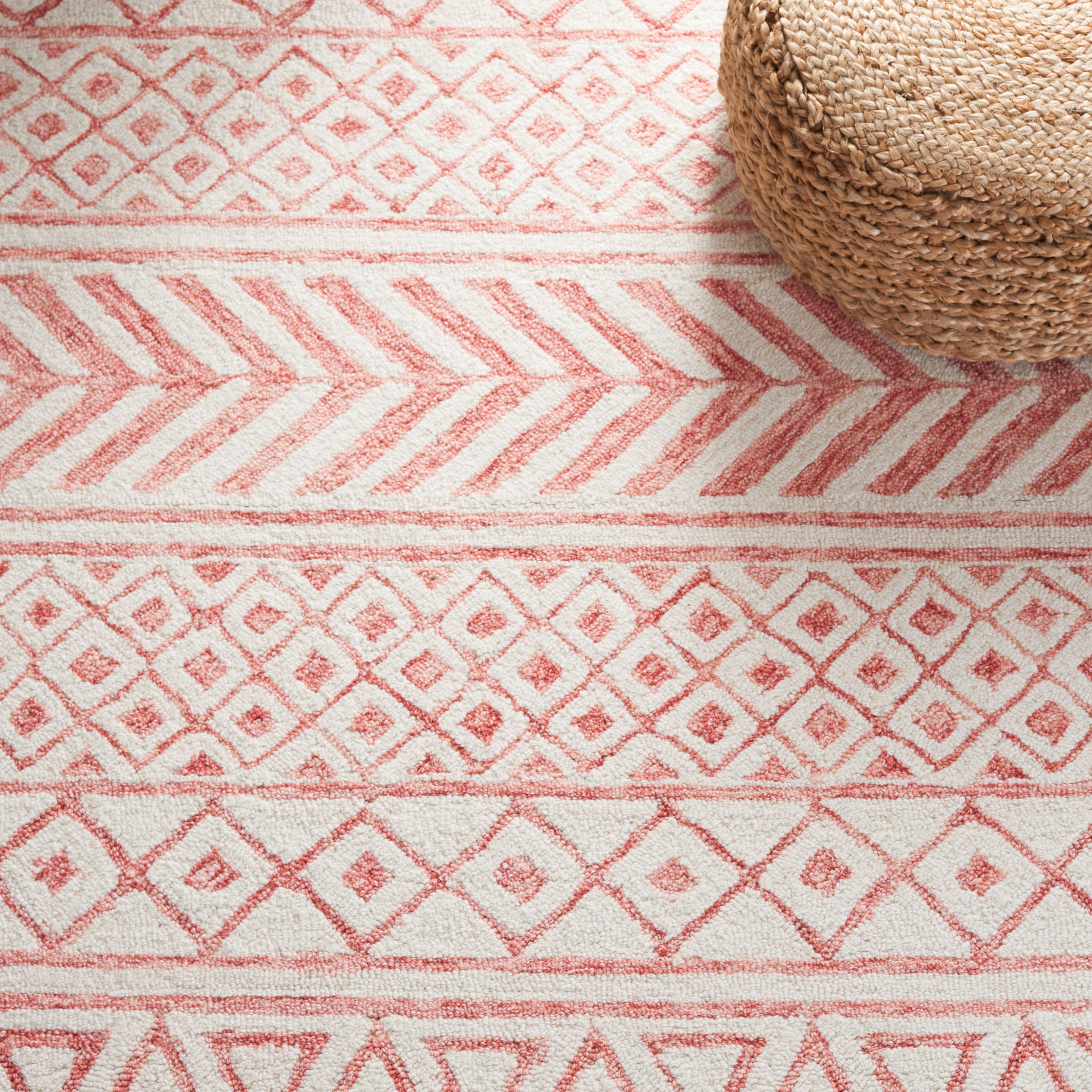 SAFAVIEH Metro Beaumont Southwestern Area Rug, Ivory/Pink, 6' x 6' Round