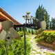 thumbnail image 5 of Molino de viento de metal hecho a mano | Escultura de percusión steampunk eólica | Arte de jardín exterior de acero inoxidable | Diseño único en forma de guitarra para decorar patios y jardines, 5 of 5