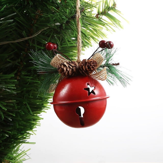 adorno navideño de metal con colgante navideño Multicolor campana metálica roja, vista frontal centrada; esfera perforada con estrella y abertura tipo cerradura, acabado pintado; cuelga de cuerda rústica y remata en adorno de ramitas de pino artificial, piñas pequeñas y bayas rojas; fondo blanco con ramas de pino a la izquierda; ideal para colgar en árbol o puerta y también apto para decorar paquetes de regalo.