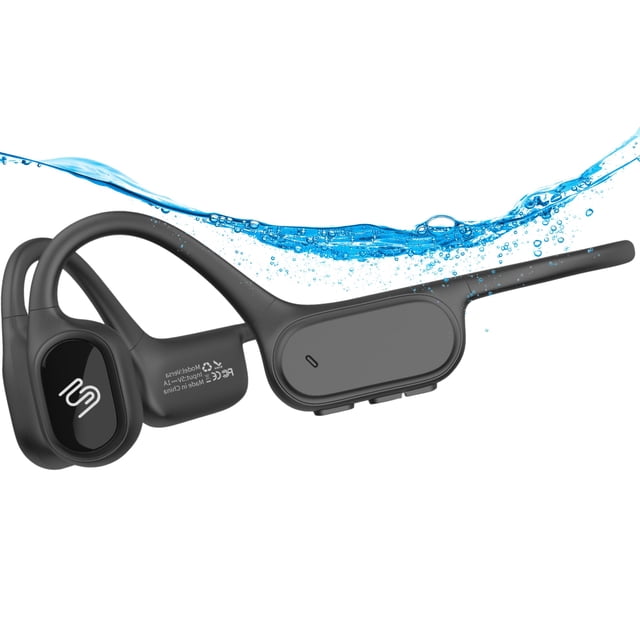 auriculares de natación flowmotion versa bluetooth 32gb mp3 ip68 auriculares negros de conducción ósea con diseño de oído abierto y banda trasnuca, vista 3/4 mostrando el módulo lateral con logotipo y botones en relieve, ganchos flexibles para oreja que sugieren ajuste seguro y salpicadura de agua en el fondo; adecuados para natación, correr y llamadas manos libres.
