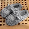 thumbnail image 1 of Zapatillas de oveja bonitas antideslizantes con plataforma gruesa de invierno para hombre, sandalias cálidas de algodón con piel para interiores, zapatos de dibujos animados para parejas y mujeres, 1 of 5