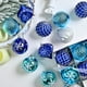 thumbnail image 4 of Juego de 2 bolas navideñas decorativas de pavo real de plástico galvanizado pintadas., 4 of 7
