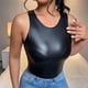 thumbnail image 2 of Camiseta sin mangas con tirantes brillantes para mujer - Chaleco corto de cuero sexy - Poliéster, corte ajustado - Tallas US S-XL, color liso, estilo informal para el día a día, 2 of 8