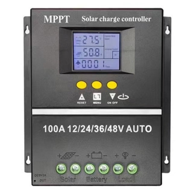 regulador solar ndcxsfigh mppt 100a controlador de carga solar usb dual frontal centrado con pantalla LCD grande que muestra valores, tres botones amarillos debajo, carcasa rectangular negra con texto '100A 12/24/36/48V AUTO'; fila inferior de seis bornes verdes claramente etiquetados para panel, batería y carga, y orificios de montaje en las esquinas. Compatible con baterías 12/24/36/48 V según especificaciones; su tamaño compacto lo hace adecuado también para alimentar pequeños equipos electrónicos en cabañas o vehículos recreativos.