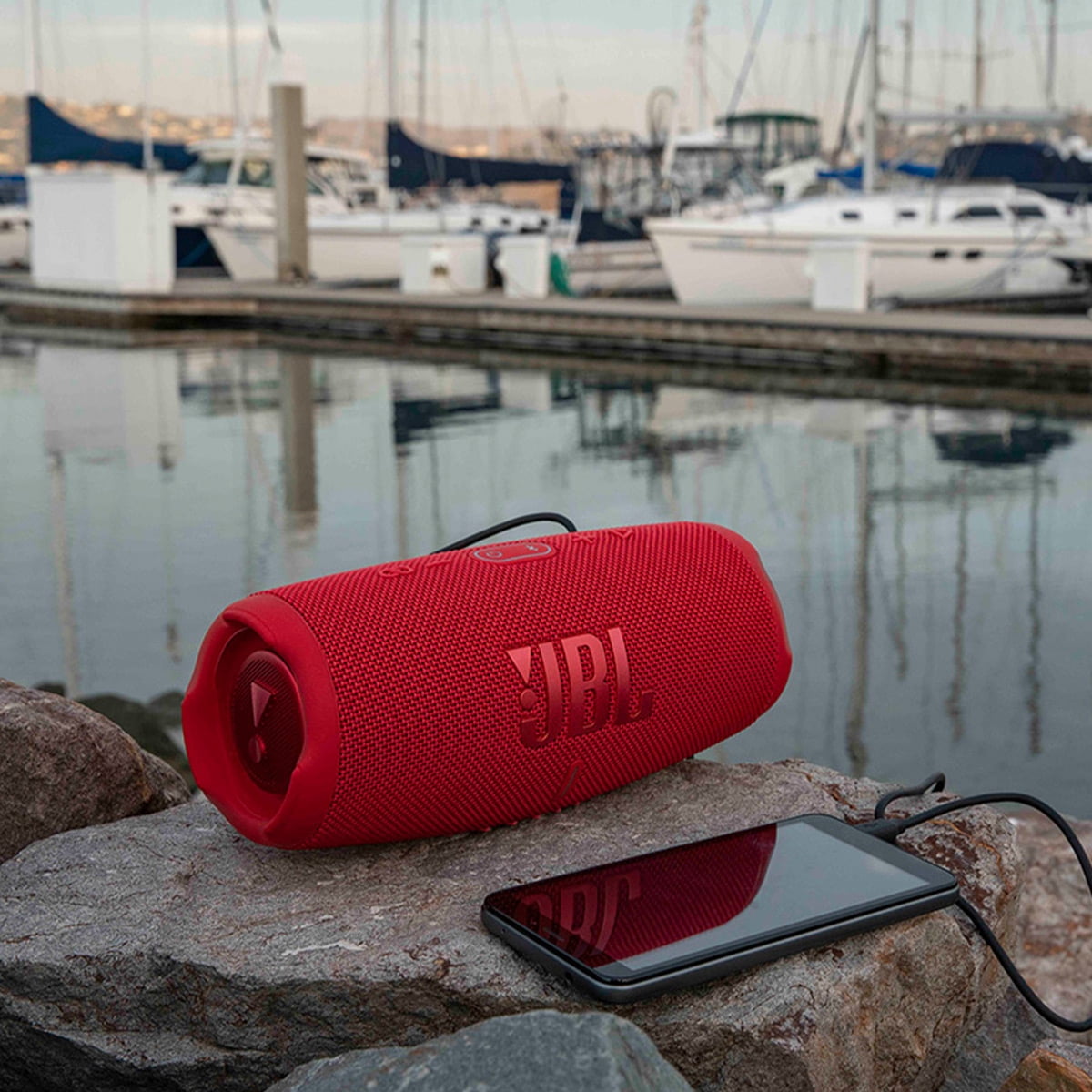 JBL Charge 5 Waterproof Portable Bluetooth Speaker with gSport Carbon Fiber Case (Red)  (图2)