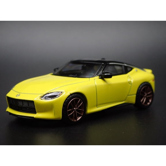 Open Box 2023-2025 NISSAN Z YELLOW 1:64 SCALE COLLECTIBLE DIORAMA DIECAST MODEL CAR