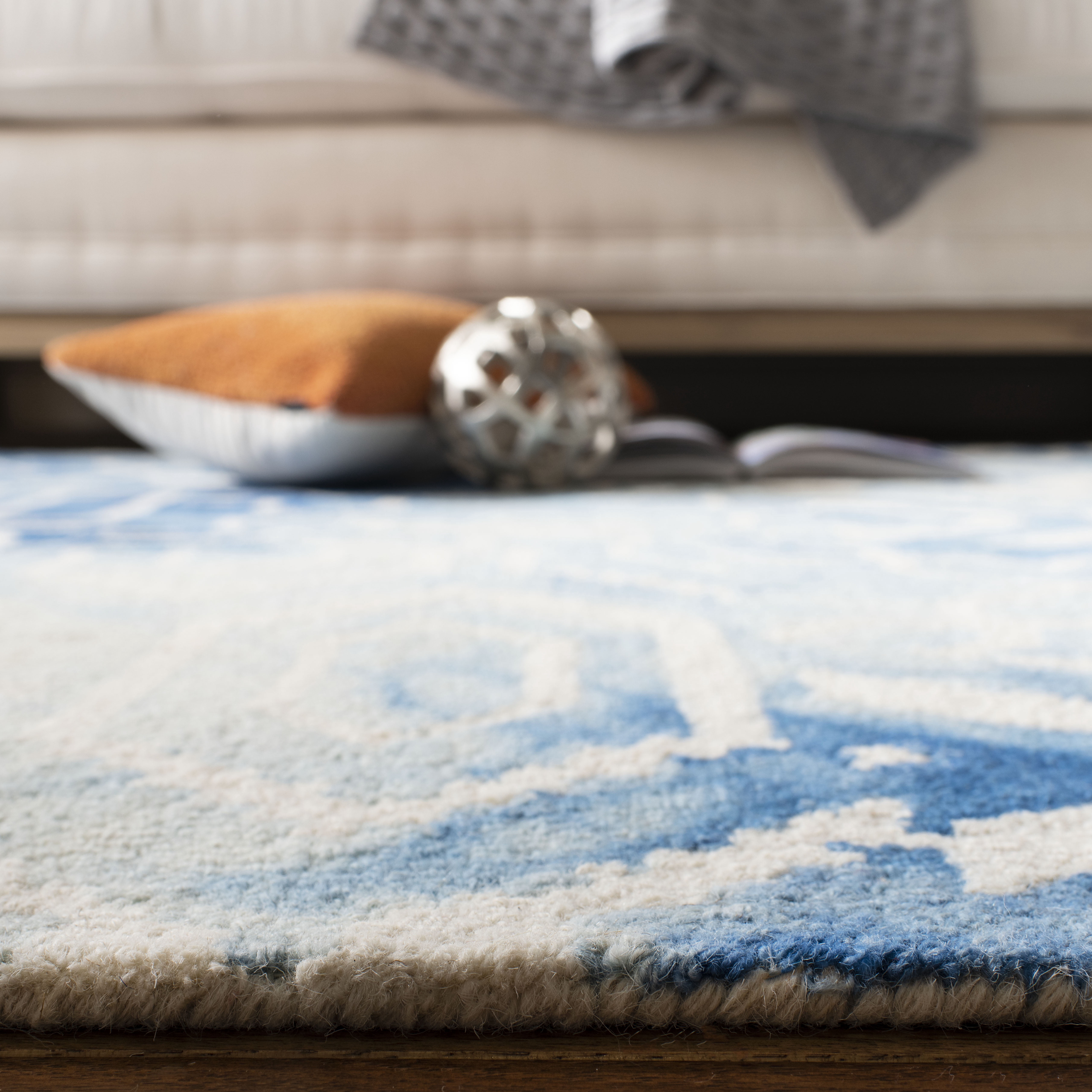 Safavieh Dip Dye Aylmer Distressed Area Rug, Blue/Ivory, 5' x 5' Round