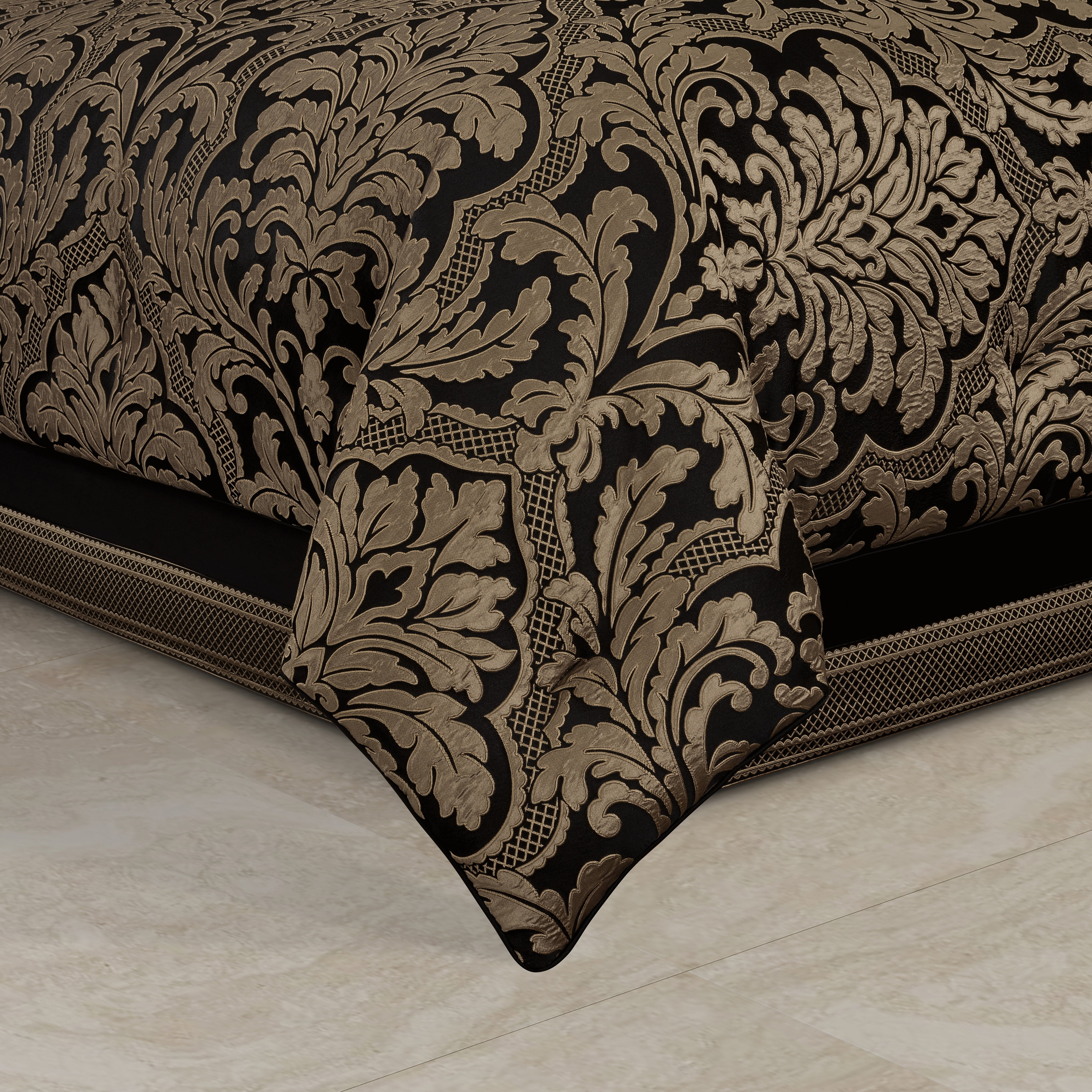 J. Queen New York Five Queens Court Napoleon Comforter Set King