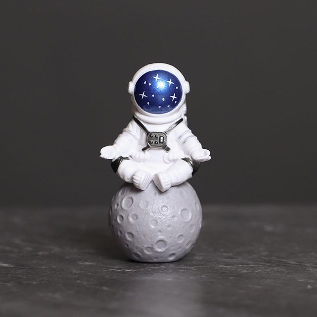 Cute Astronaut Figurine Spaceman Statue for Home Living room type bar Hotel Bedroom Bookshelf TV Shelf Decor Ornament Crafts Educational Toys Meditar perfecl Figuras de astronautas