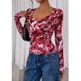 thumbnail image 3 of Crop Top PRETTYGARDEN Mujer Manga Larga Cuello en V Rojo Floral, 3 of 9