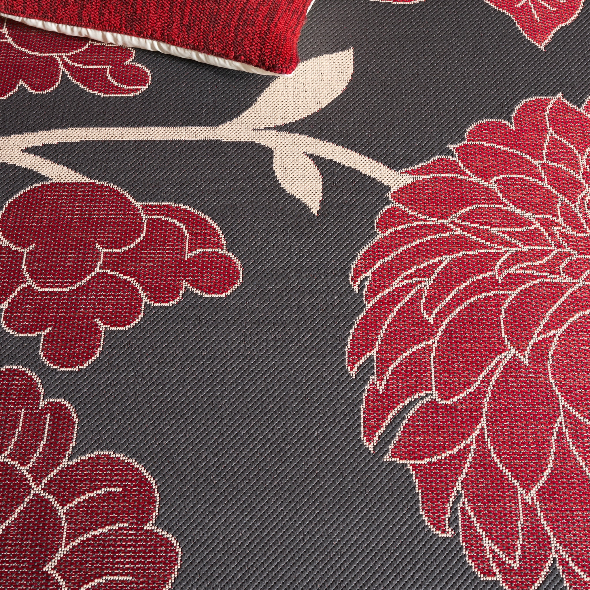 Safavieh Courtyard Tyson Floral Indoor/Outdoor Runner Rug, Anthracite/Red, 2'3" x 6'7"