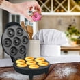 thumbnail image 4 of Courant Mini máquina para hacer donas para día festivo, niños, desayuno o aperitivos, postres y más con superficie antiadherente, hace 7 donas, rojo, 4 of 5