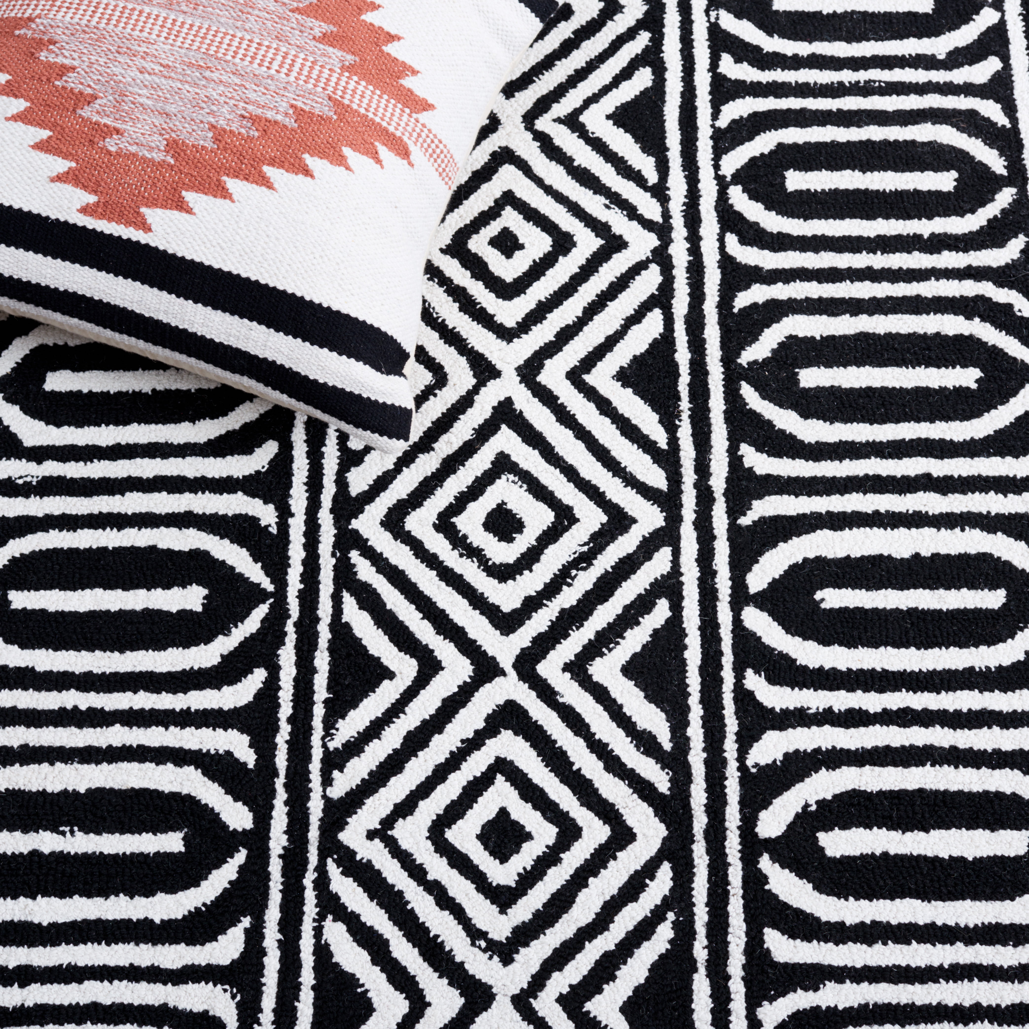 SAFAVIEH Capri Lucina Southwestern Area Rug, Ivory/Black, 5' x 8'