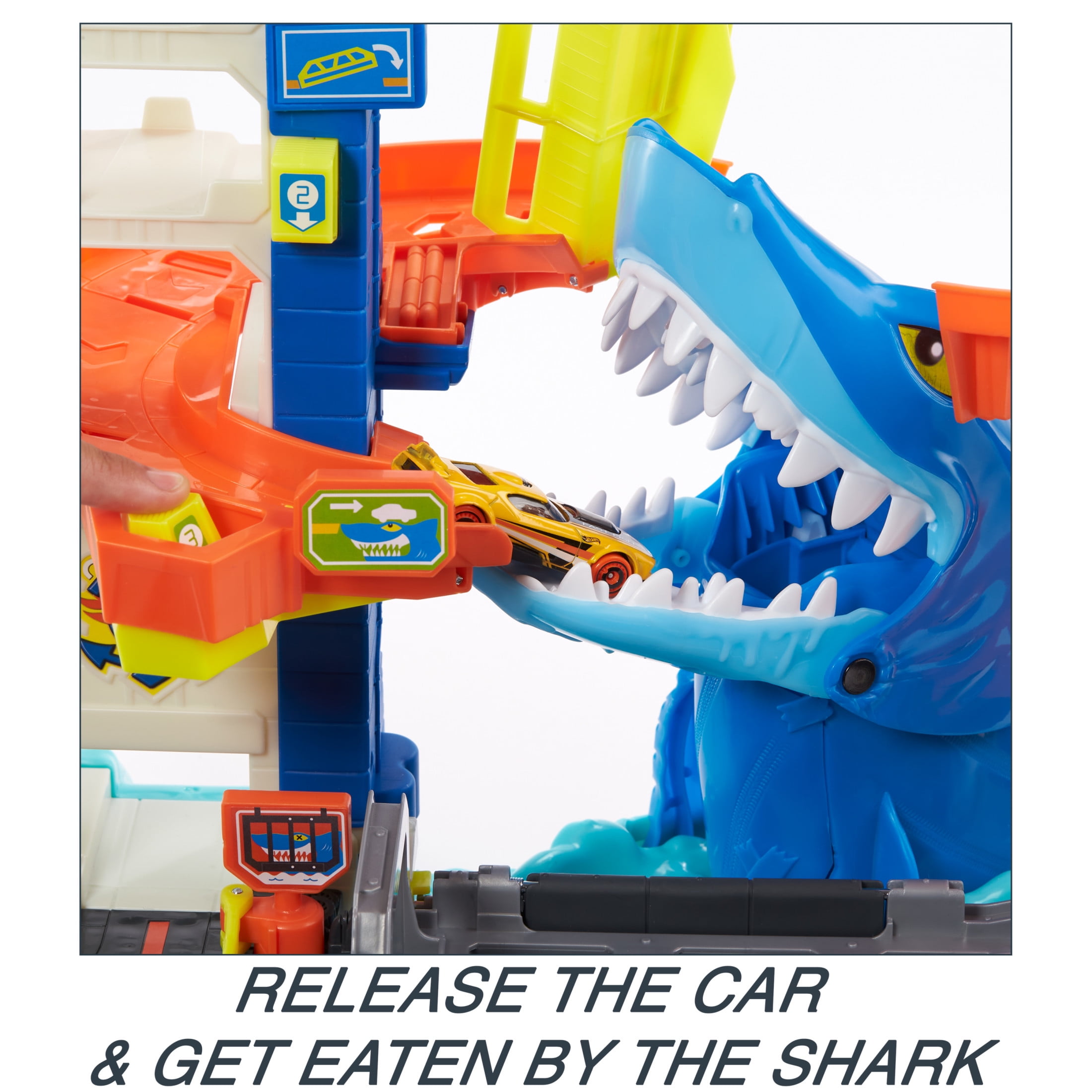 Hot Wheels City Attacking Shark Escape Playset with 1 Toy Car in 1:64 Scale, Length 21.3 in