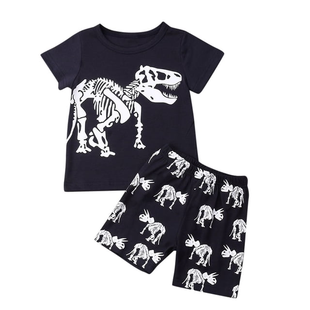 Ensemble Pyjama pour Enfants Garçons, Hauts T-shirt à Imprimé Dinosaure de Dessin Animé et Shorts. l'Ensemble Comprend un T-shirt Bleu Marine à Manches Courtes avec Imprimé Squelette de Dinosaure Blanc et des Shorts Assortis Présentant un Motif de Squelette de Dinosaure Répété. Fabriqué à Partir d'Un Mélange de Coton, Il Est Doux et Confortable pour les Enfants de 1 à 9 Ans. Convient pour une Tenue Décontractée, un Usage Quotidien, les Fêtes Ou comme Cadeau.