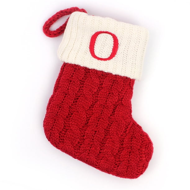Medias navideñas personalizadas con letras del alfabeto: calcetines de dulces festivos con lazo para colgar, ideales para decorar el árbol y regalar en las fiestas.