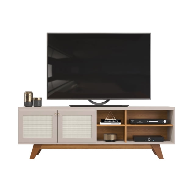 moveis mueble para tv de hasta 60" modelo zara de diseño minimalista con espacios para almacenaje y 2 puertas abatibles color gris claro, vista frontal centrada del Rack Zara de 180 cm con televisor sobre la superficie; silueta baja con patas inclinadas en tono madera, dos puertas abatibles en MDF con panel texturizado gris claro a la izquierda y estantes abiertos en MDP a la derecha que alojan reproductor y consola, amplio tablero superior para objetos decorativos y cableado oculto; también adecuado como centro de entretenimiento o mueble auxiliar para equipos de audio.