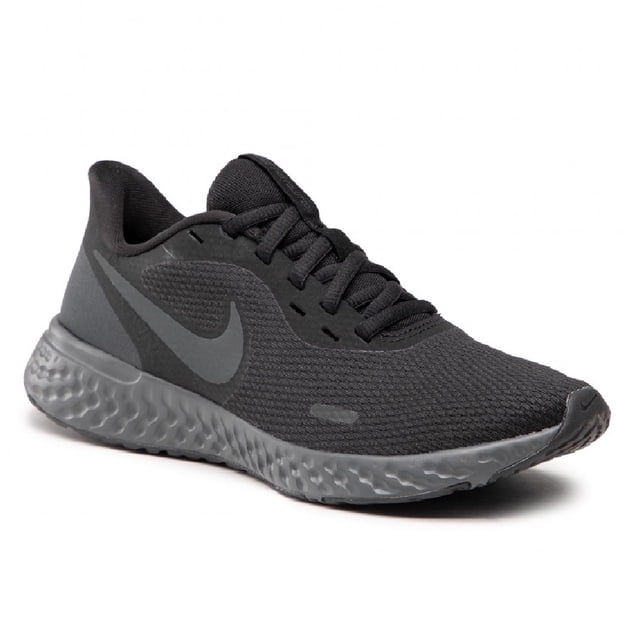 tenis nike revolution 5 dama original bq3207 001 nike bq3207 001 Front 3/4 view of women's running shoe listed as blanco. Malla exterior con textura visible, forro textil interior, sistema de amarre de cordones y lengüeta acolchada; entresuela de espuma moldeada con superficie texturizada y suela de caucho; Swoosh lateral. Apto como tenis deportivos para uso urbano.