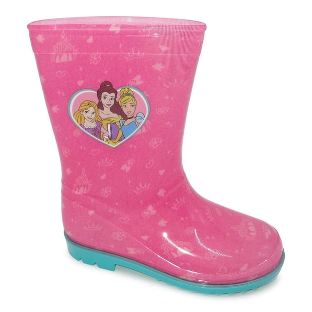 botas disney princesas talla 19 con diseño de princesas de disney rosa — bota de lluvia infantil rosa talla 19 con suela turquesa, corte hasta media pantorrilla, estampado de coronas y estrellas y corazón frontal con ilustraciones de princesas Disney; material resistente al agua y suela antideslizante según especificación; vista lateral sin cordones, también adecuada para juegos al aire libre.