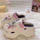 thumbnail image 4 of Kawaiijiang ~ zapatos Croc bonitos y versátiles, zapatillas de playa a la moda para mujer, novedad de verano 2023, zapatillas de playa con suela gruesa y mayor sensación de pisar, 4 of 5