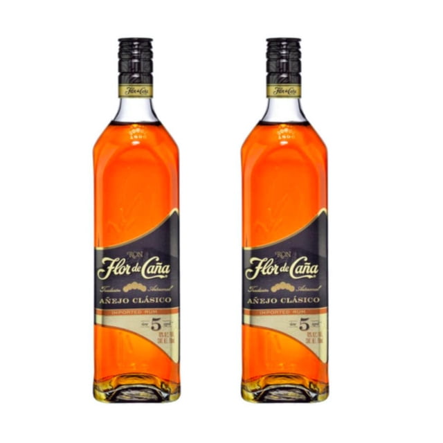 pack de 2 ron flor de caña añejo 5 años 750 ml flor de caña añejo 5 años Botellas frontales dobles con ron ámbar, cada una de 750 ml; etiqueta negra y dorada que indica 'Añejo Clásico' y marca '5 años'. Composición centrada sobre fondo blanco, adecuada para la sección Licores y Destilados.