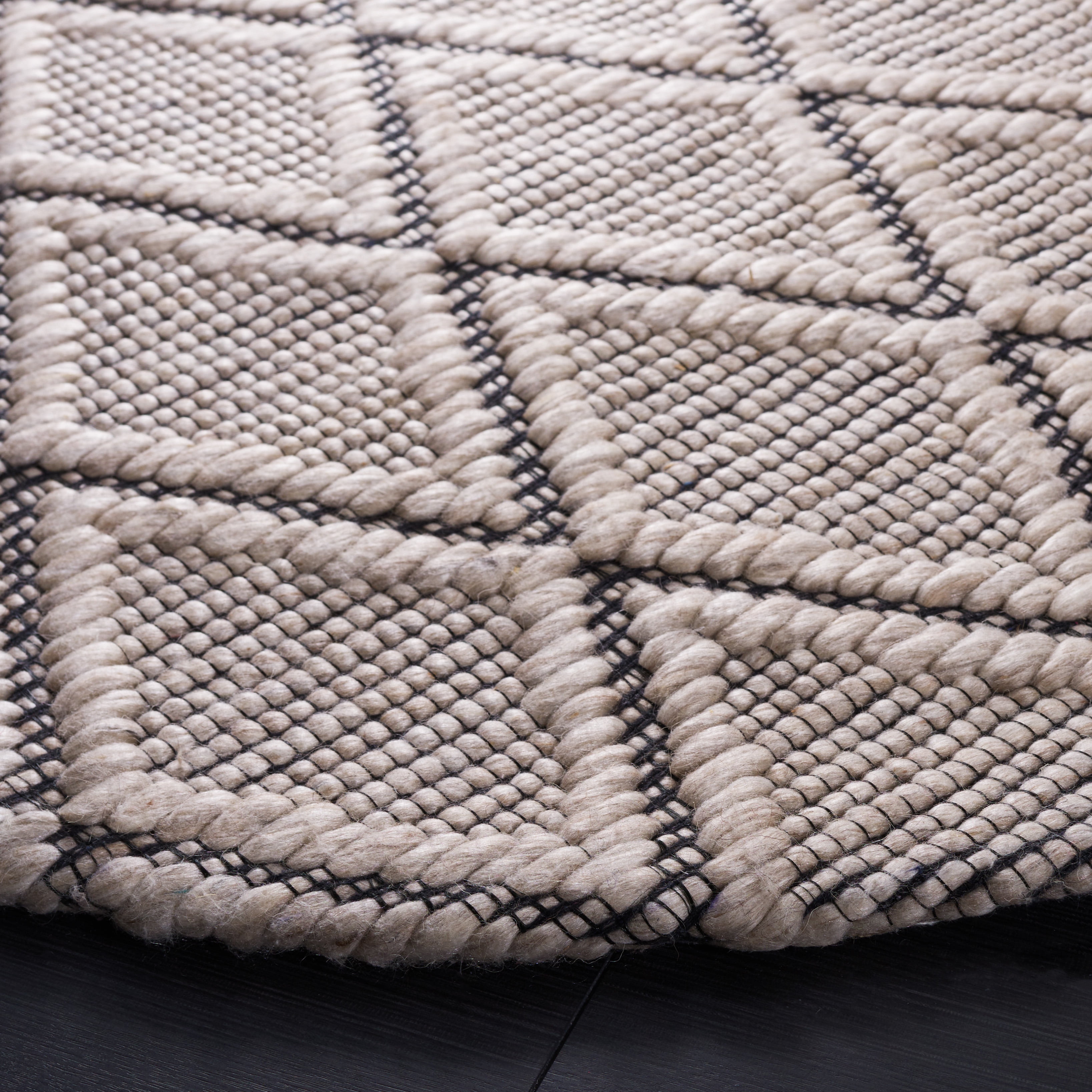 SAFAVIEH Marbella Aniyah Diamond Area Rug, Silver/Black, 6' x 6' Round
